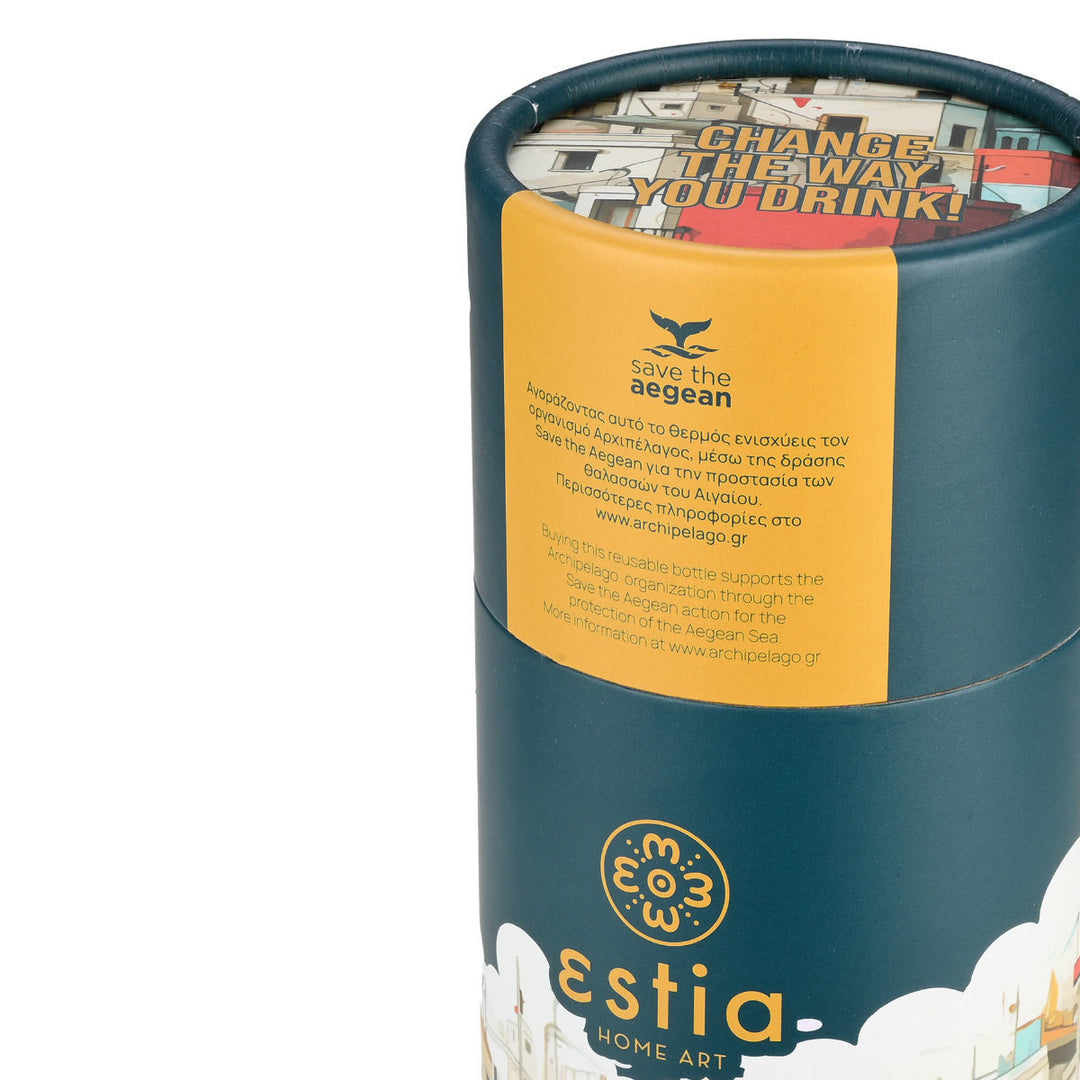 Συσκευασία Estia με σχέδιο πόλης και κτιρίων σε κυπαρισσί τόνους, με λεπτομέρειες από το illustration στο επάνω μέρος.