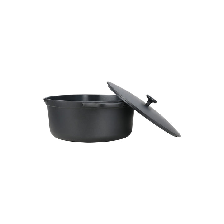 Αντικολλητική κατσαρόλα σε μαύρο ματ χρώμα, με το καπάκι ελαφρώς ανασηκωμένο και εμφανές το εσωτερικό του σκεύους, σε λευκό φόντο.