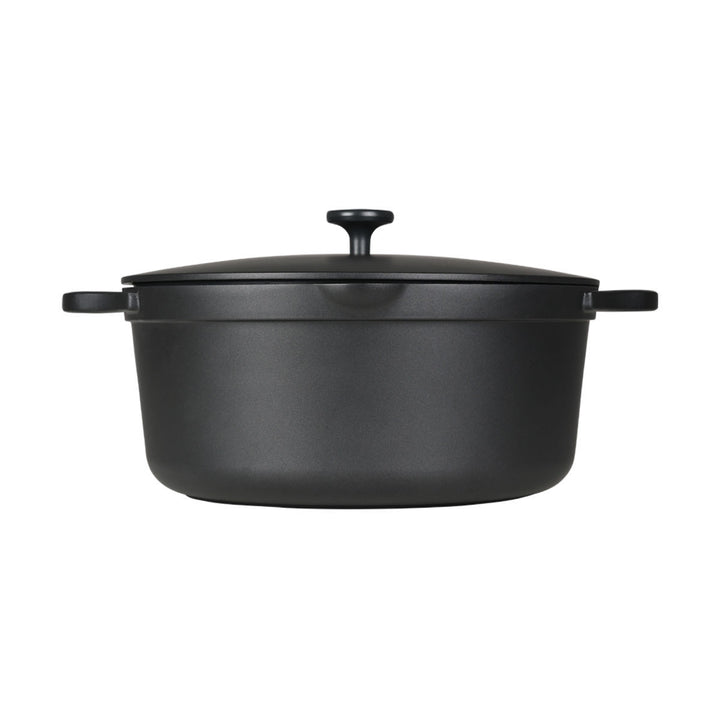 Μπροστινή όψη αντικολλητκής κατσαρόλας σε μαύρο ματ χρώμα, με καπάκι και πλαϊνές λαβές, σε λευκό φόντο.