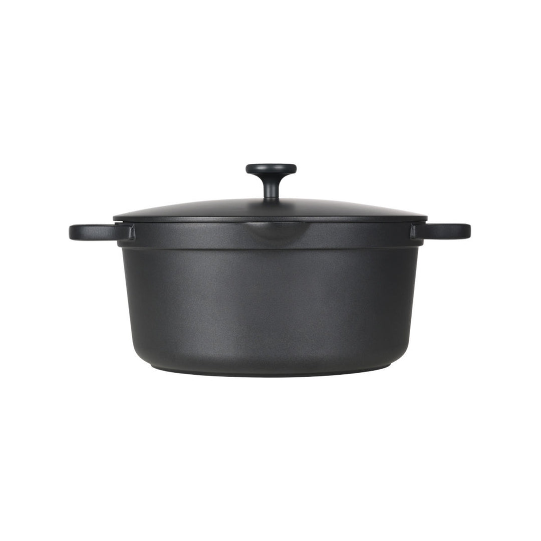 Μπροστινή όψη αντικολλητκής κατσαρόλας σε μαύρο ματ χρώμα, με καπάκι και πλαϊνές λαβές, σε λευκό φόντο.