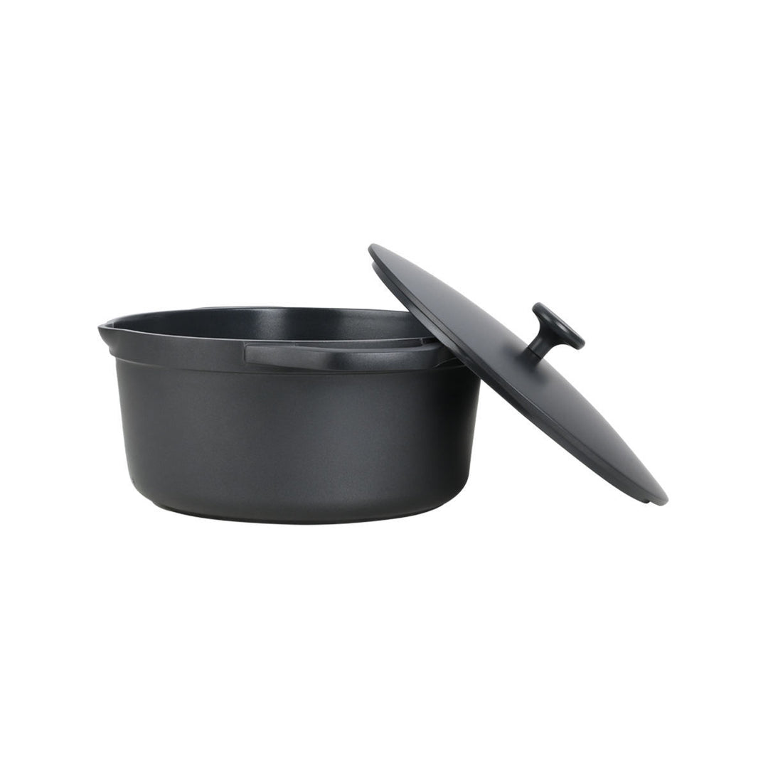 Αντικολλητική κατσαρόλα σε μαύρο ματ χρώμα, με το καπάκι ελαφρώς ανασηκωμένο και εμφανές το εσωτερικό του σκεύους, σε λευκό φόντο.