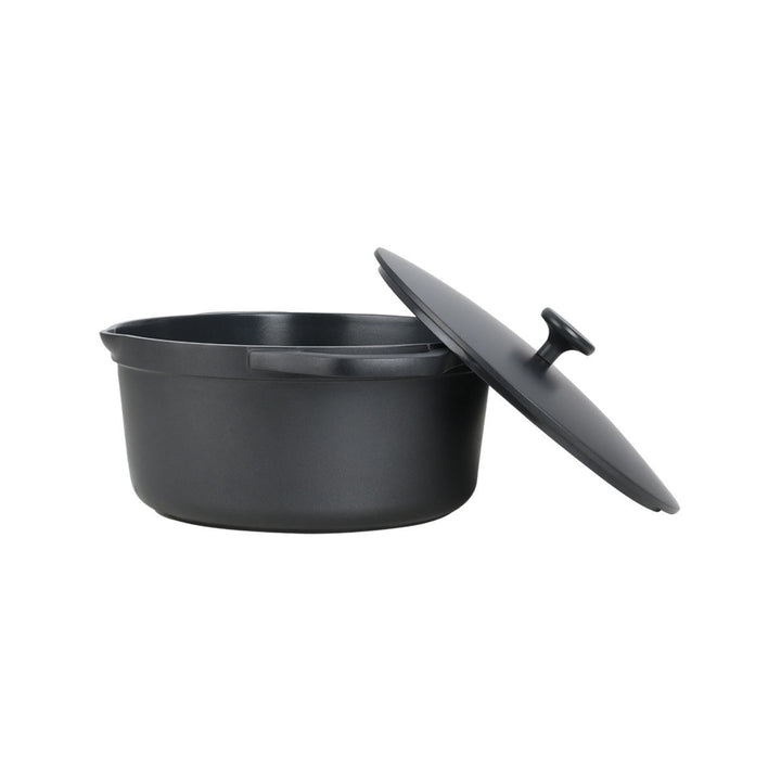 Αντικολλητική κατσαρόλα σε μαύρο ματ χρώμα, με το καπάκι ελαφρώς ανασηκωμένο και εμφανές το εσωτερικό του σκεύους, σε λευκό φόντο.