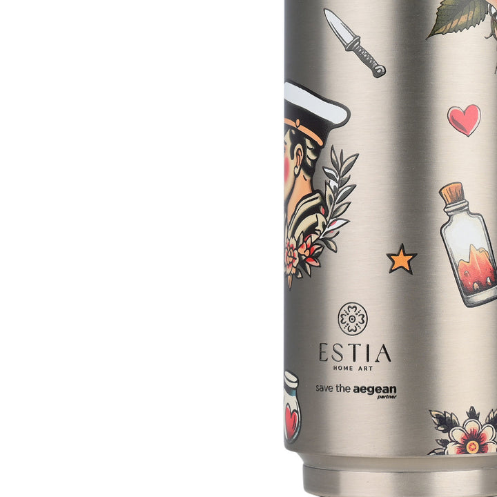 Κοντινό πλάνο του θερμού ποτηριού Estia Old School Ink με ρετρό σχέδιο ναύτη, αστέρια και καρδιές σε μεταλλικό φόντο