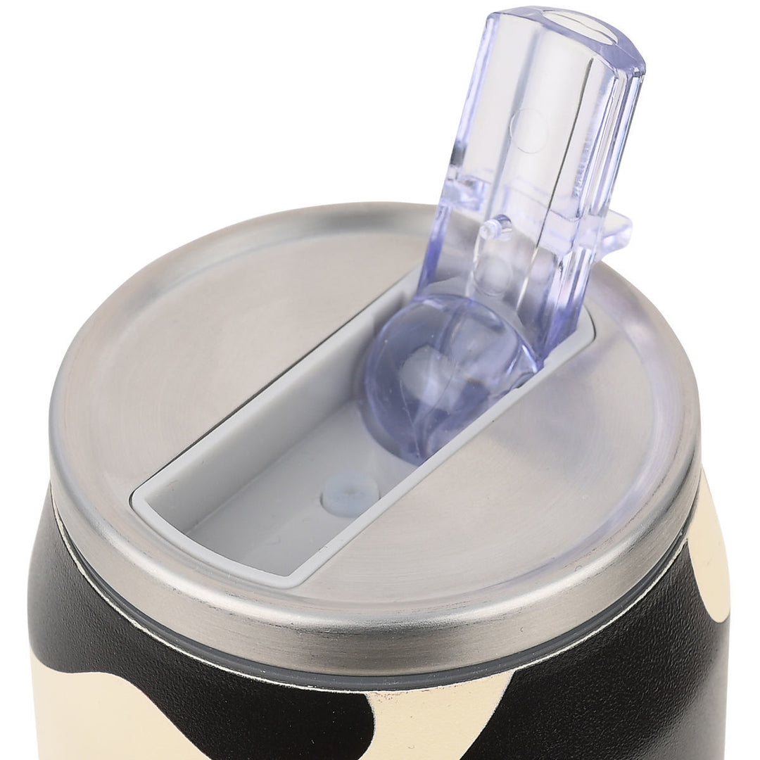 Λεπτομέρεια του ανοίγματος θερμού ποτηριού Estia Bold Drift με μεταλλικό καπάκι και διάφανο στόμιο σε λευκό φόντο.