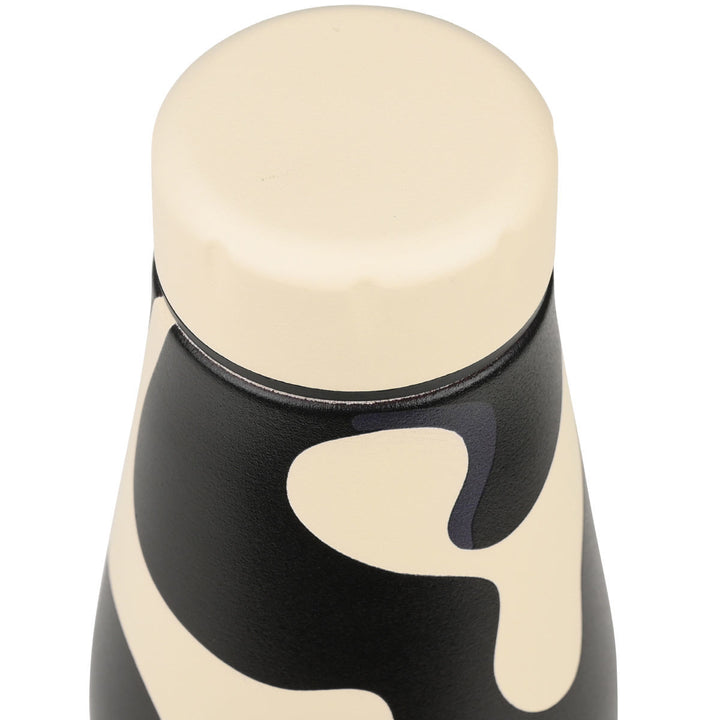 Λεπτομέρεια του abstract μοτίβου στο παγούρι Estia Bold Drift σε μπεζ-μαύρη απόχρωση με καθαρές γραμμές και μοντέρνα αισθητική.