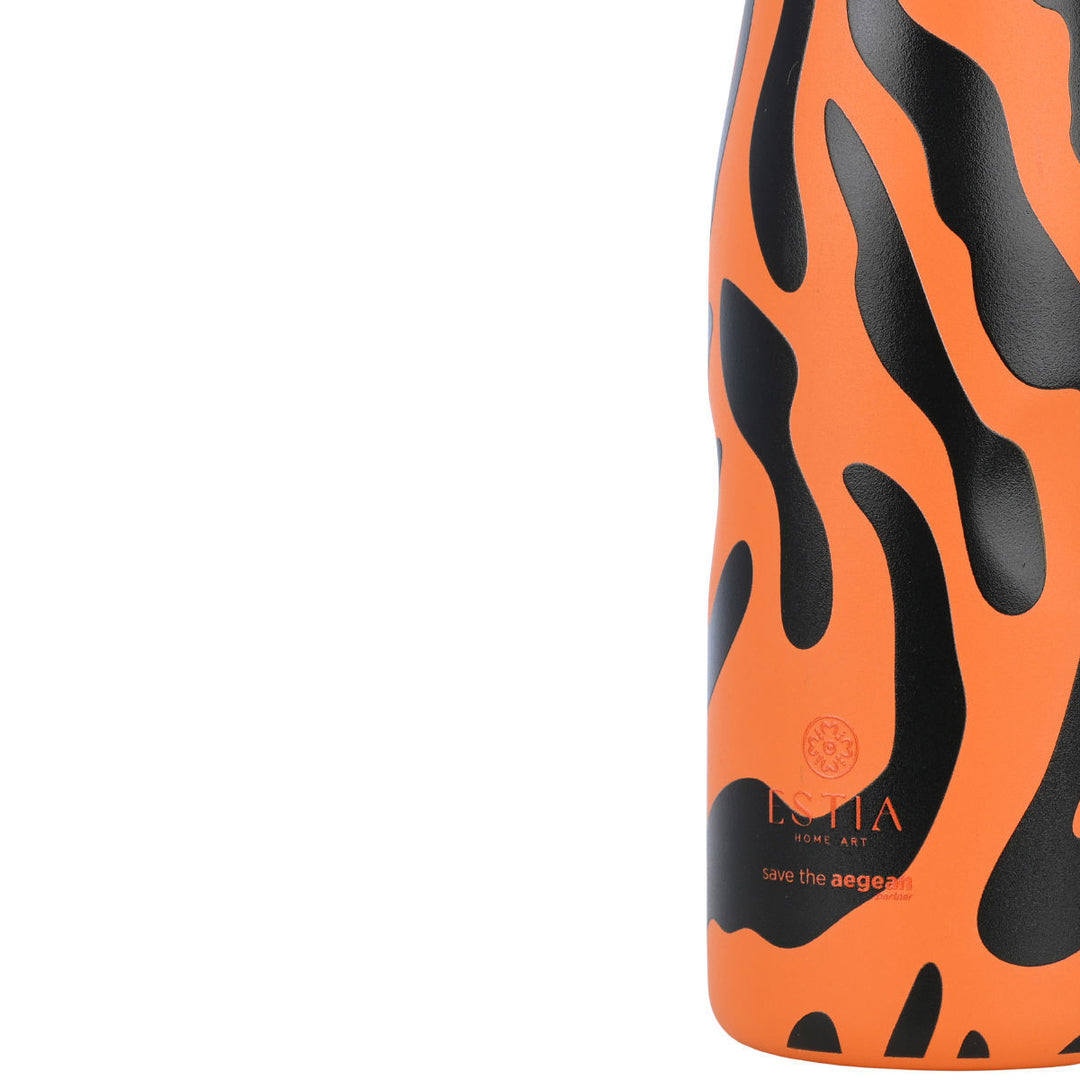 Λεπτομέρεια του μοτίβου Wild Claw στο πορτοκαλί παγούρι Estia, με έντονες μαύρες γραμμές σε λευκό φόντο.