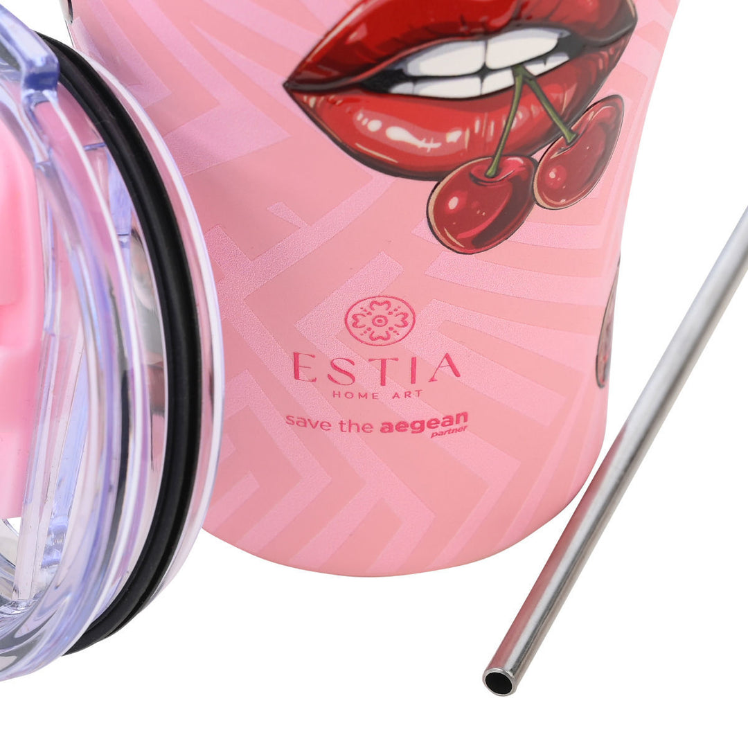 Κοντινό σε ροζ ανοξείδωτο ποτήρι Estia 350ml με καπάκι και καλαμάκι, διακοσμημένο με σχέδιο κόκκινα χείλη και κεράσια.