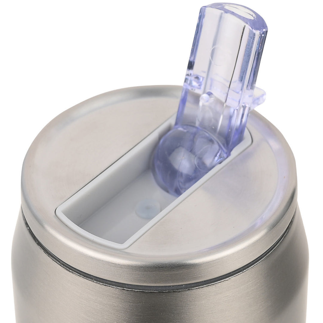 Πάνω μέρος του θερμού ποτηριού Estia Steel Flow με διάφανο στόμιο ανασηκωμένο και λεία μεταλλική επιφάνεια.