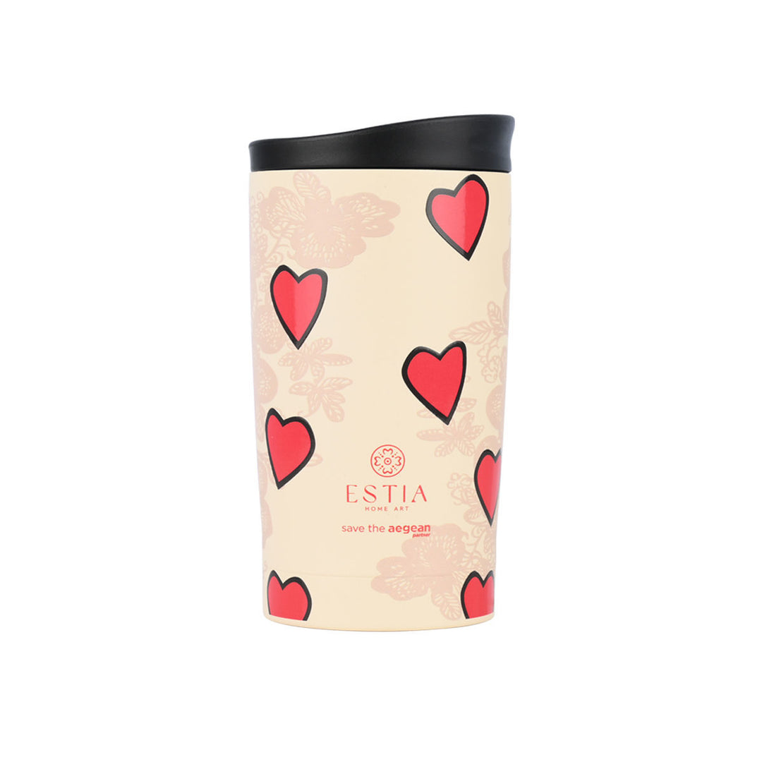 Θερμός ταξιδιού estia home art σε μπεζ χρώμα με σχέδια κόκκινες καρδούλες και μαύρο καπάκι σε ουδέτερο φόντο