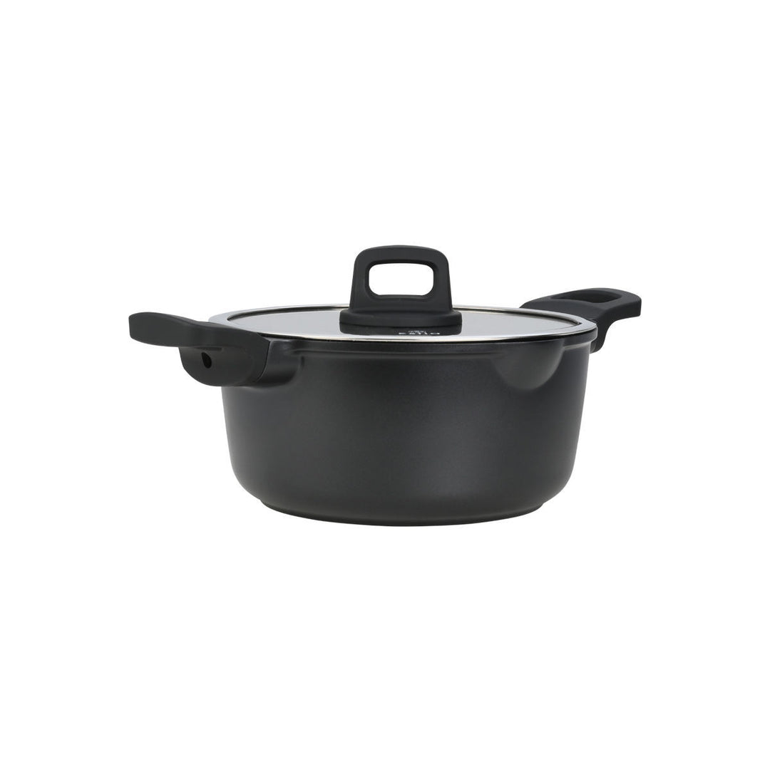 Μαύρη κατσαρόλα με γυάλινο καπάκι και εργονομικές λαβές, σε φωτεινό φόντο που τονίζει το μοντέρνο και κομψό στυλ της.