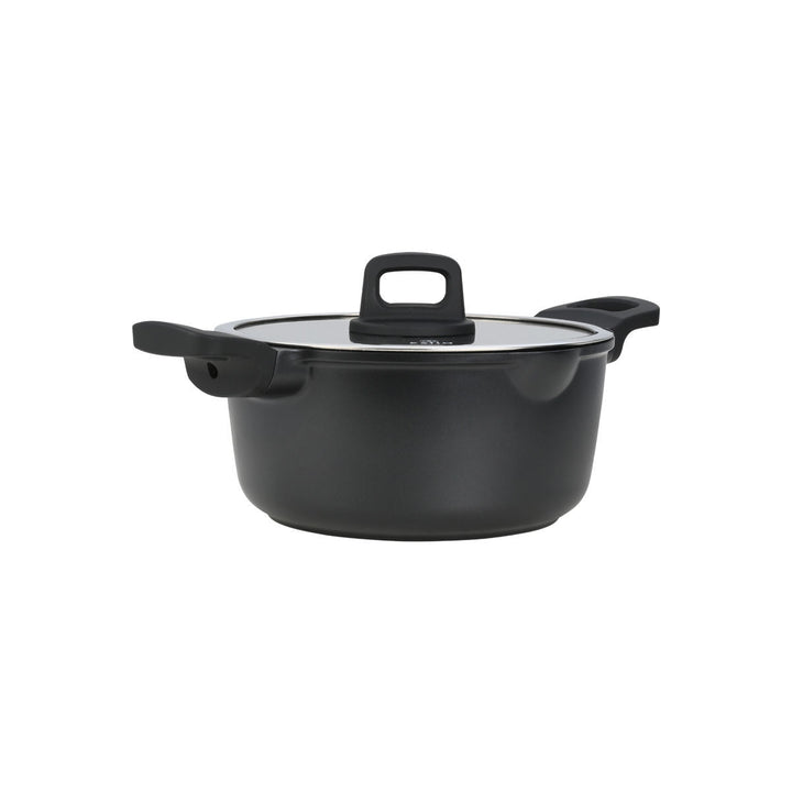 Μαύρη κατσαρόλα με γυάλινο καπάκι και εργονομικές λαβές, σε φωτεινό φόντο που τονίζει το μοντέρνο και κομψό στυλ της.