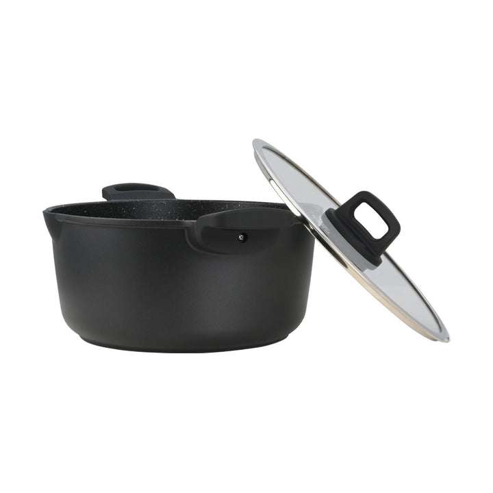 Μαύρη κατσαρόλα με γυάλινο καπάκι και πλαϊνές λαβές, σε λευκό φόντο για καθαρή και μοντέρνα εμφάνιση.