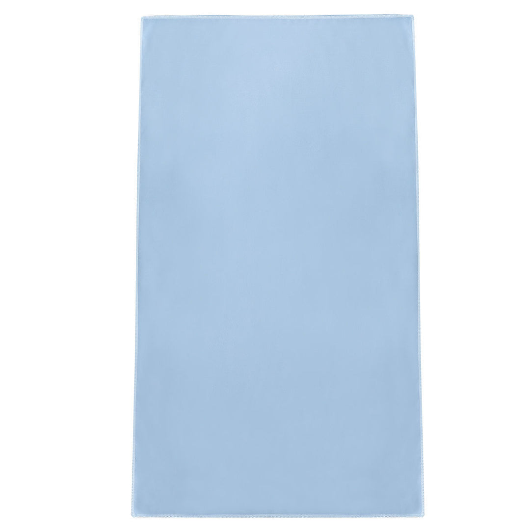 Μονόχρωμη γαλάζια πετσέτα θαλάσσης microfiber Estia σε απαλό μπλε χρώμα, φωτογραφημένη σε ουδέτερο φόντο.