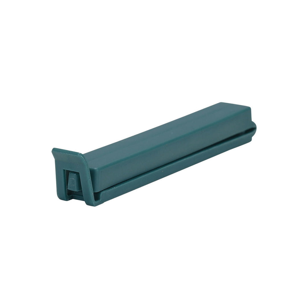 Κοντινή λήψη κλιπ σακούλας Estia σε μέντα απόχρωση που δείχνει τον μηχανισμό κλεισίματος σε λευκό φόντο.