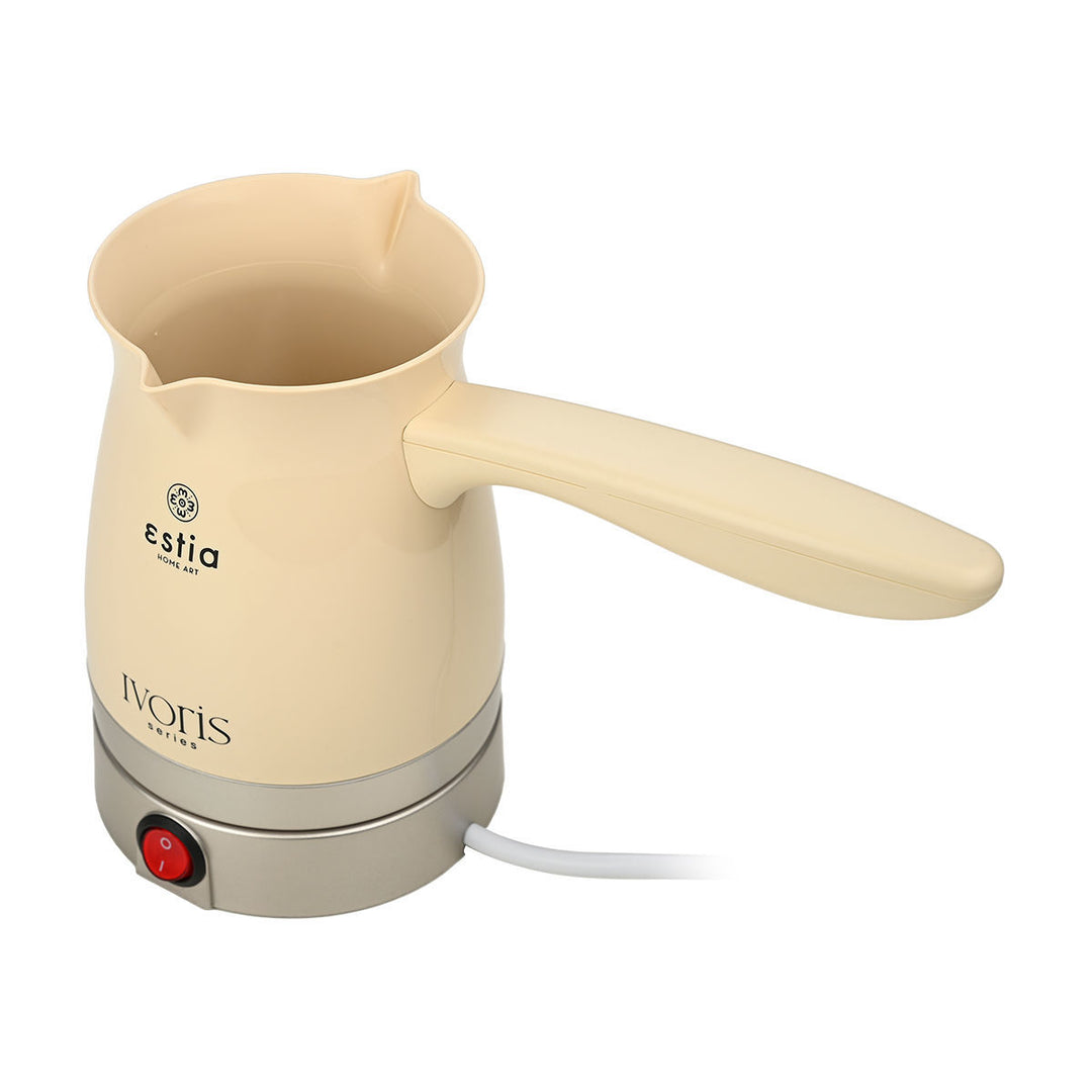 Ηλεκτρικό μπρίκι Estia Ivoris Series σε ιβουάρ χρώμα με εμφανές λογότυπο και εργονομικό χερούλι, τοποθετημένο σε λευκό φόντο.
