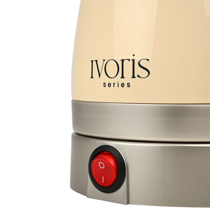 Λεπτομέρεια στη βάση του ηλεκτρικού μπρικιού Estia Ivoris Series με μεταλλική απόχρωση και κόκκινο διακόπτη λειτουργίας, σε καθαρό φόντο.