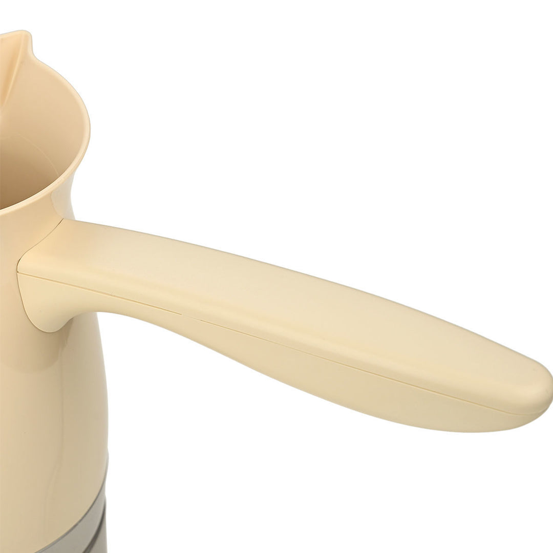 Ηλεκτρικό μπρίκι Estia Ivoris Series σε απαλό ιβουάρ χρώμα, με μακρύ εργονομικό χερούλι και λιτό σχεδιασμό, σε λευκό φόντο.