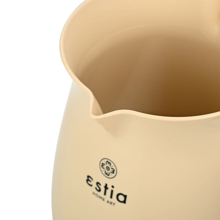 Λεπτομέρεια στο στόμιο του ηλεκτρικού μπρικιού Estia Ivoris Series με απαλό ιβουάρ φινίρισμα και καμπύλο σχεδιασμό, σε καθαρό φόντο.