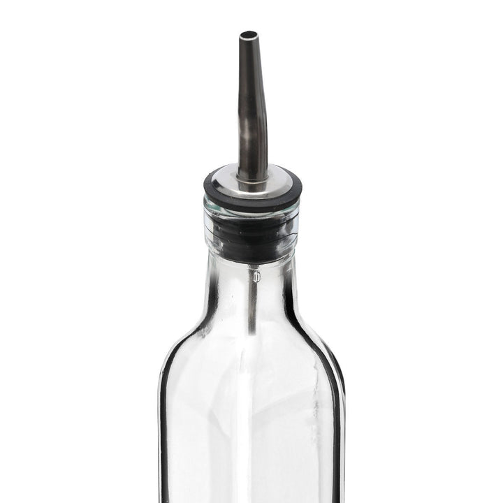 Γυάλινο μπουκάλι λαδιού με μεταλλικό ρύγχος pourer και μαύρο πώμα, σε καθαρό λευκό φόντο, ιδανικό για σερβίρισμα ελαιόλαδου ή ξυδιού στην κουζίνα.