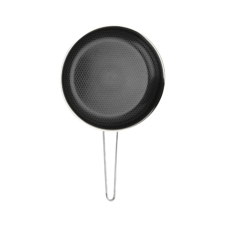 Πάνω όψη ανοξείδωτου τηγανιού με εξαγωνικό αντικολλητικό μοτίβο και μακρύ χερούλι, σε ουδέτερο φόντο.