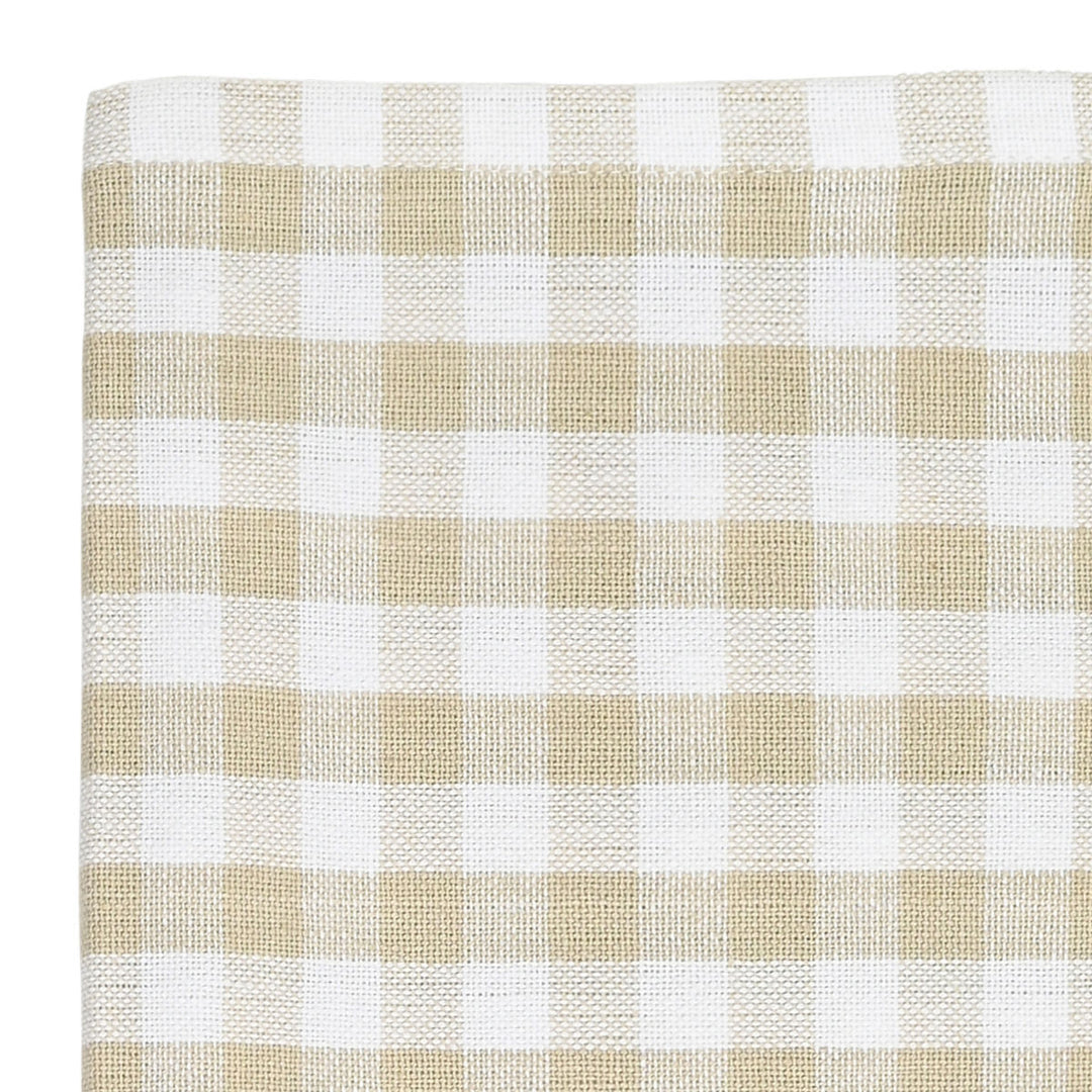 Κοντινό πλάνο πετσέτας κουζίνας μπεζ με διακριτικό καρό σχέδιο και φυσική υφή υφάσματος.