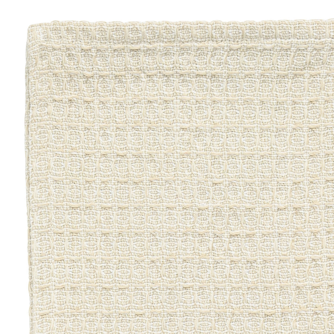 Λεπτομέρεια ανάγλυφης μπεζ πετσέτας κουζίνας Casa με πλεκτή υφή και ουδέτερο φόντο.