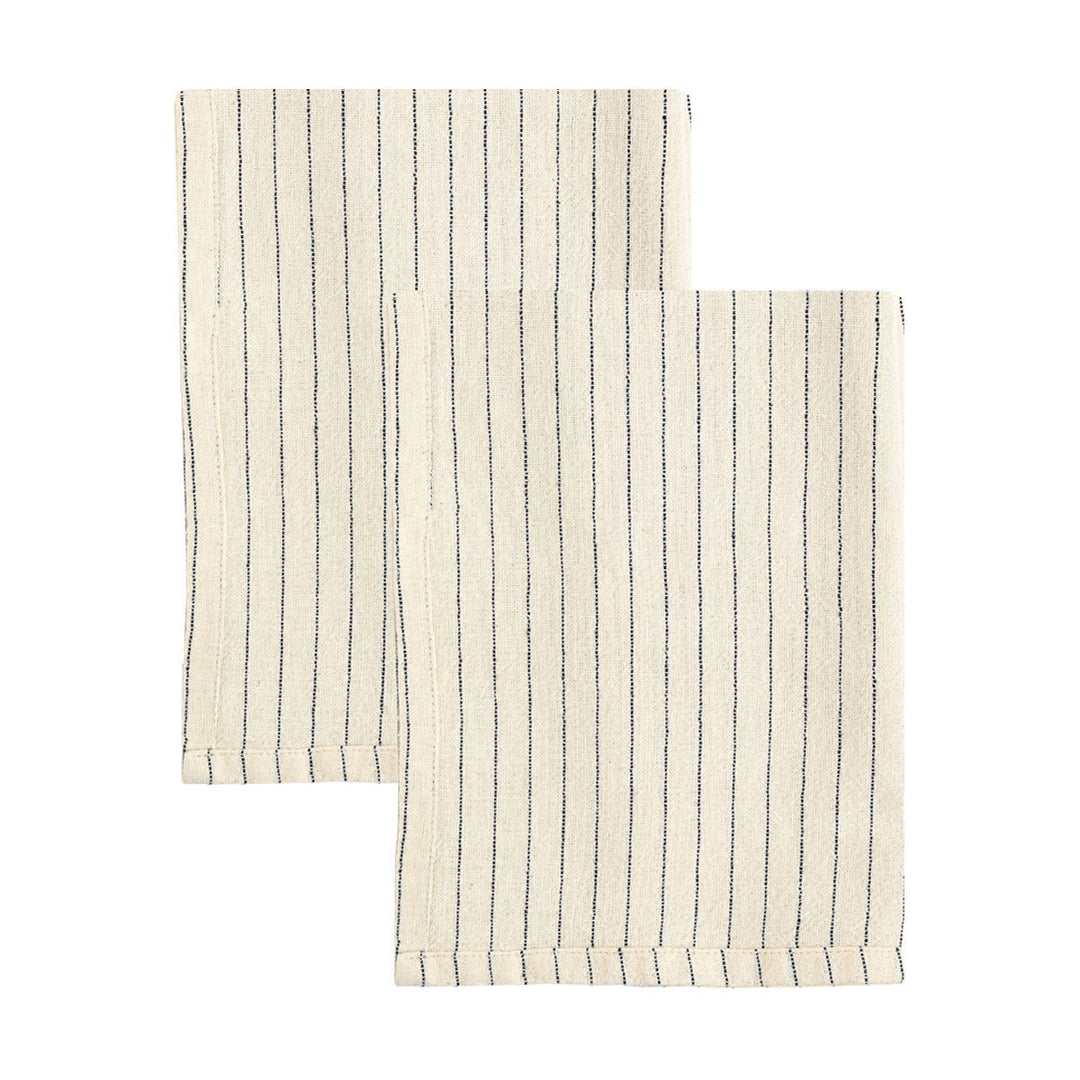 Σετ δύο μπεζ πετσέτες κουζίνας με κάθετες μαύρες ρίγες σε καθαρό λευκό φόντο.