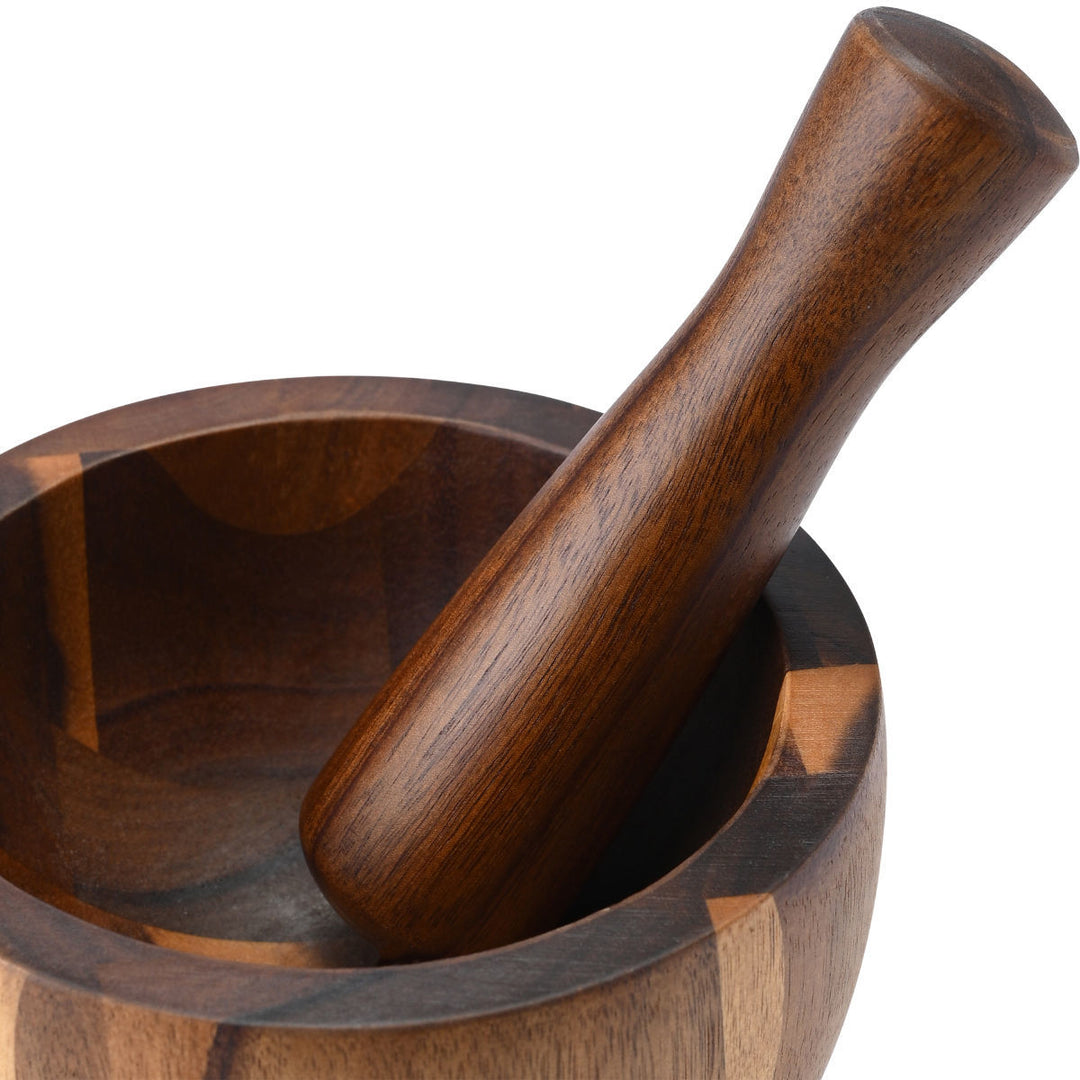 Κοντινό σε ξύλινο γουδοχέρι Estia μέσα σε γουδί με εμφανή φυσική υφή και λεπτομέρειες ξύλου.