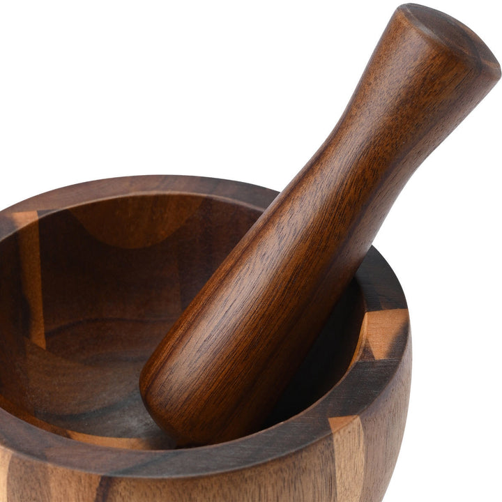 Κοντινό σε ξύλινο γουδοχέρι Estia μέσα σε γουδί με εμφανή φυσική υφή και λεπτομέρειες ξύλου.