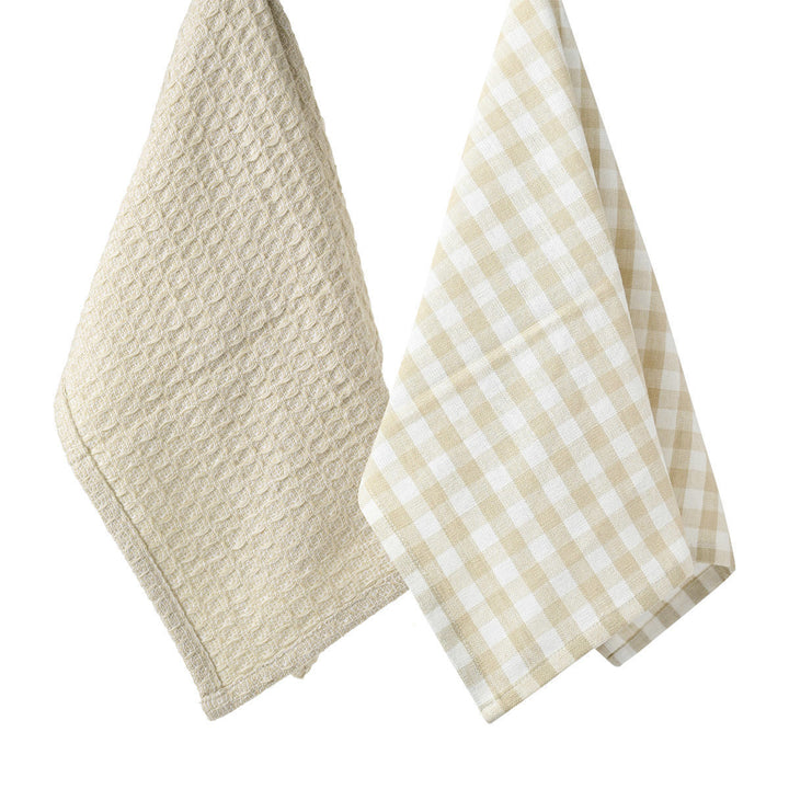 Σετ πετσέτες κουζίνας μπεζ με ανάγλυφη υφή και καρό σχέδιο, κρεμασμένες σε ουδέτερο φόντο.