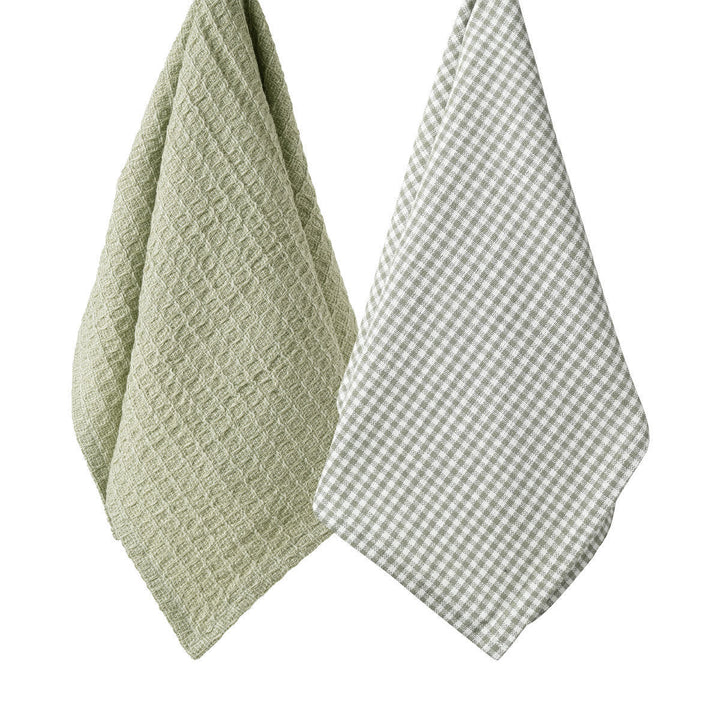 Σετ δύο γκρι πετσετών κουζίνας με καρό σχέδιο και ανάγλυφη υφή κρεμασμένες σε λευκό φόντο.