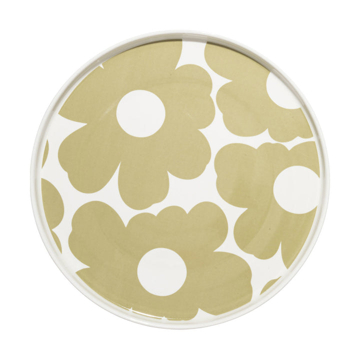 Ρηχό πορσελάνινο πιάτο με μπεζ φλοράλ σχέδιο σε λευκή βάση και καθαρό φόντο.