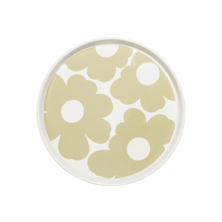 Ρηχό πορσελάνινο πιάτο με μπεζ φλοράλ σχέδιο σε λευκή βάση και καθαρό φόντο.