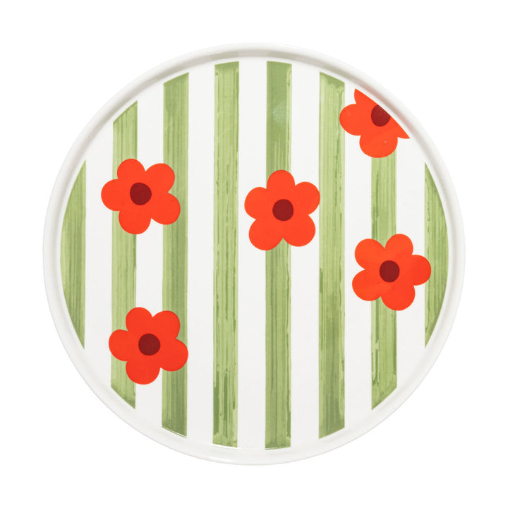 Ρηχό πορσελάνινο πιάτο με πράσινες ρίγες και κόκκινα λουλούδια σε λευκή βάση.