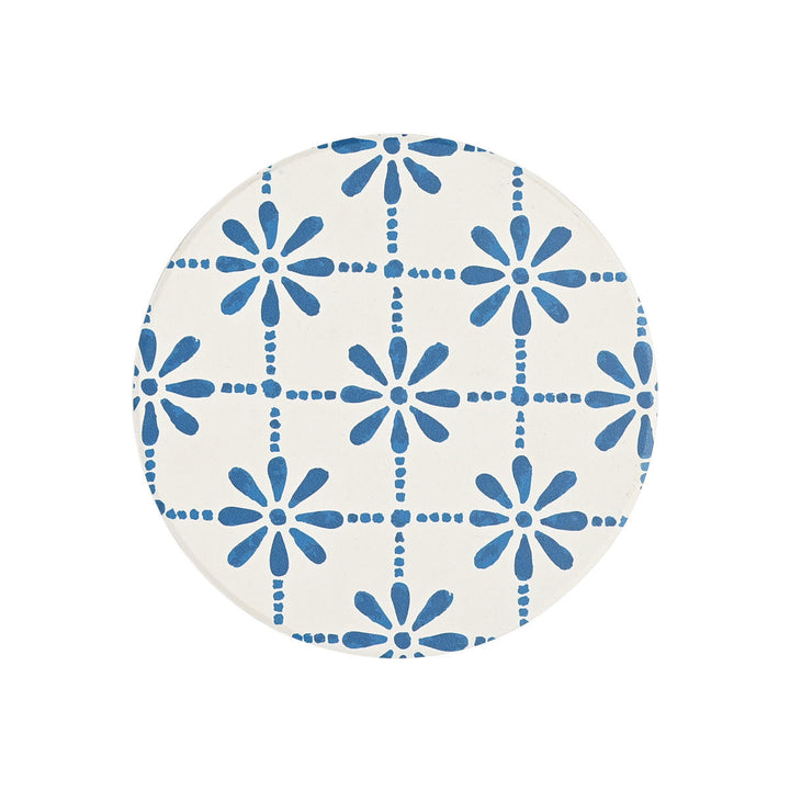 Στρογγυλό κεραμικό σουβέρ λευκό με μπλε γεωμετρικό και floral μοτίβο σε καθαρό λευκό φόντο.
