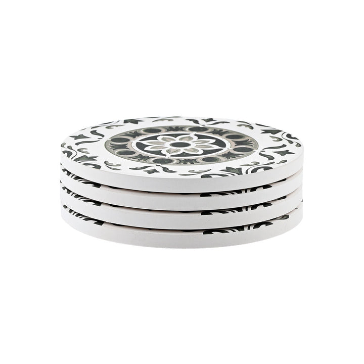 Σετ τεσσάρων κεραμικών σουβέρ λευκά με γκρι ανθρακί σχέδιο στοιβαγμένα το ένα πάνω στο άλλο σε ουδέτερο φόντο.