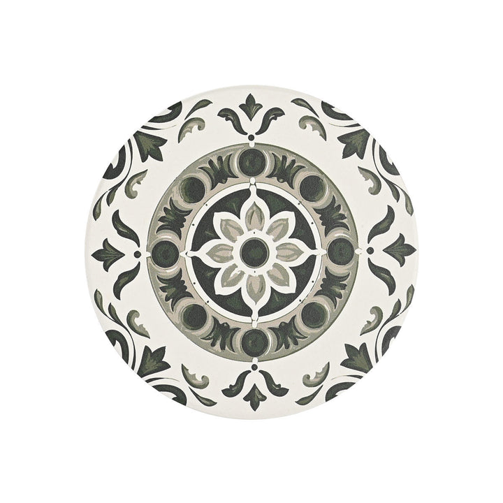 Στρογγυλό κεραμικό σουβέρ λευκό με γκρι ανθρακί διακοσμητικό μοτίβο σε συμμετρικό σχέδιο πάνω σε καθαρό φόντο.