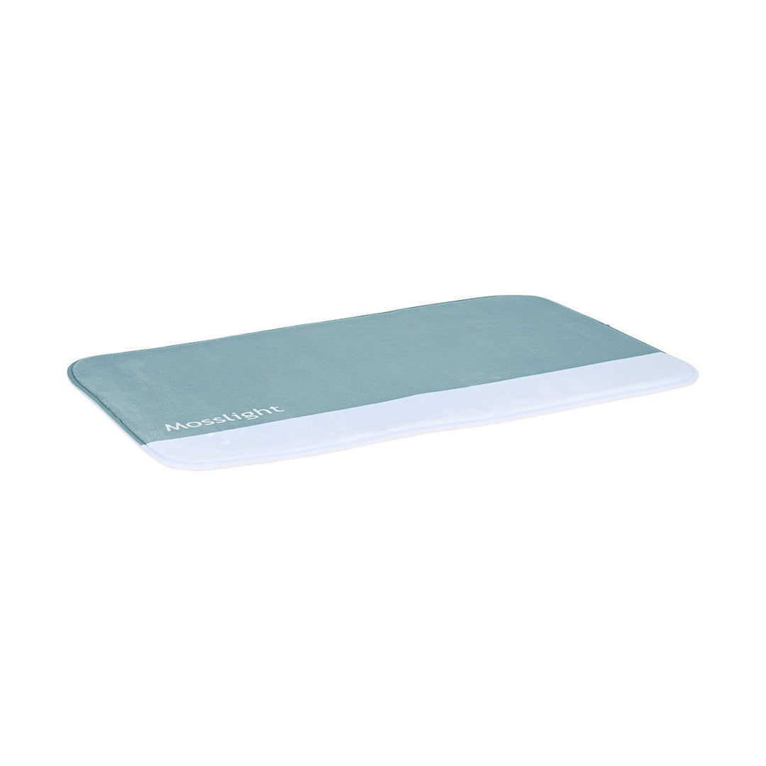 Ταπέτο μπάνιου σε τιρκουάζ και λευκή απόχρωση με απαλή υφή και minimal σχεδιασμό.
