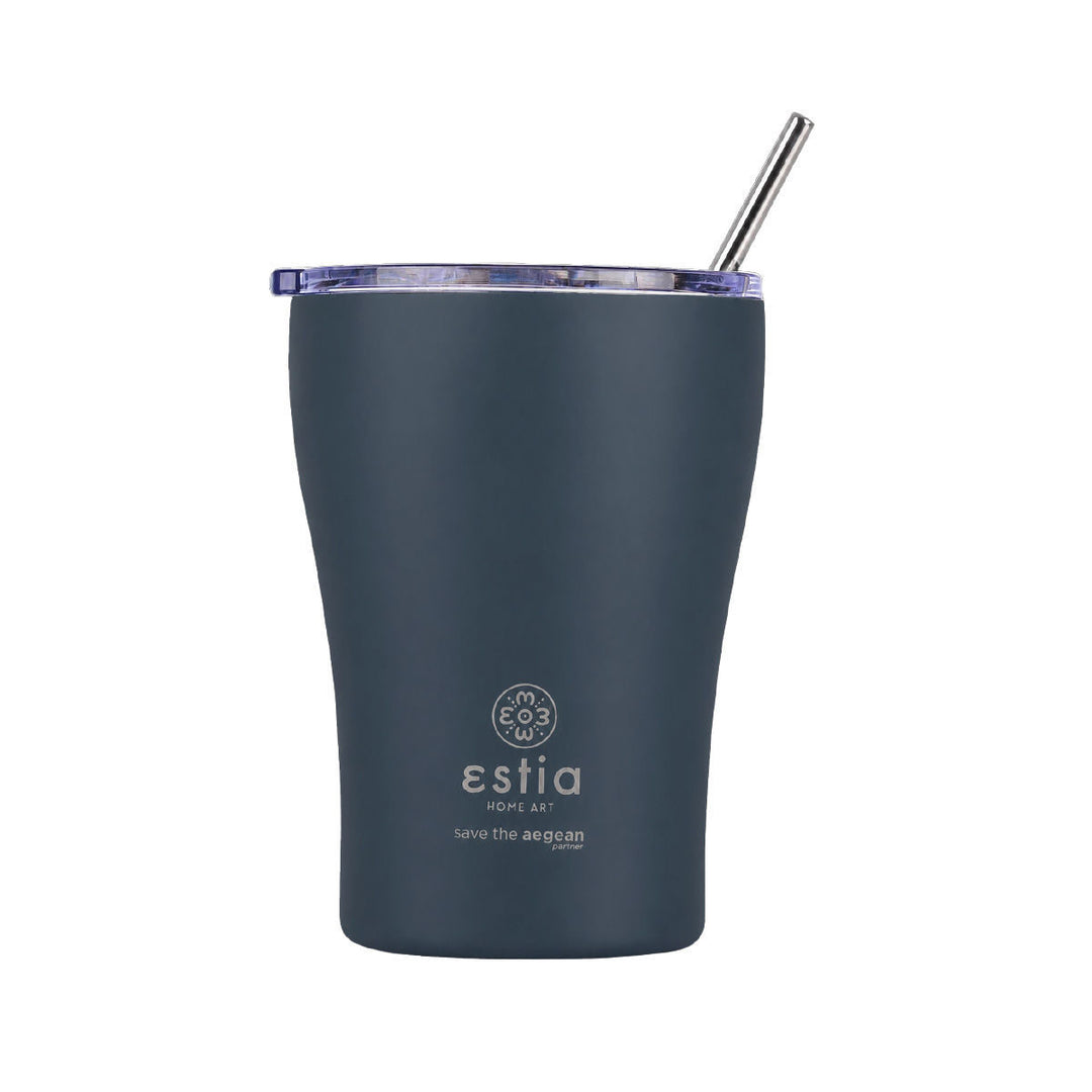 Μπλε θερμός coffee mug Estia Save The Aegean με ανοξείδωτο καλαμάκι και minimal σχεδιασμό σε ανοιχτό φόντο.