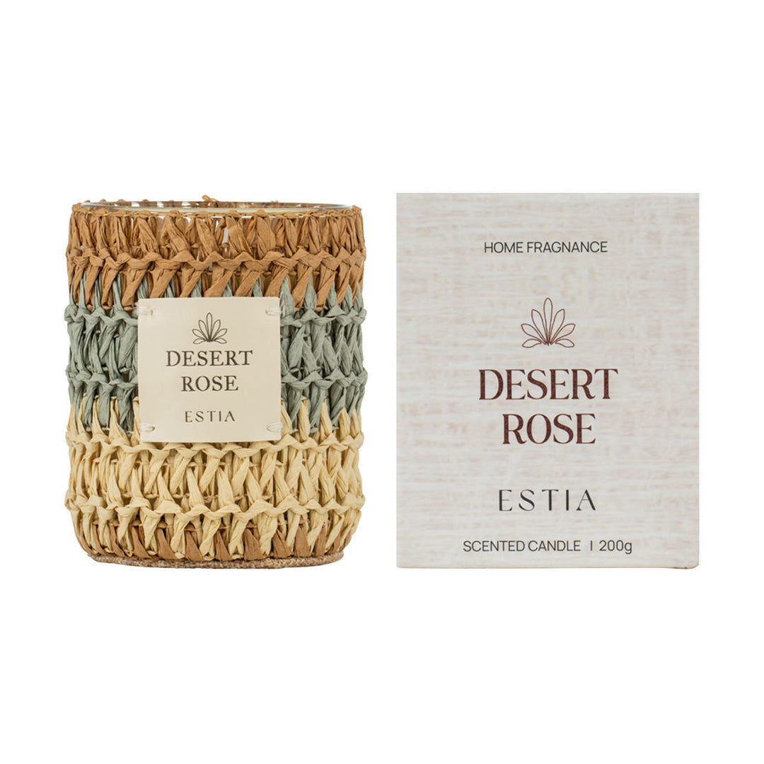 Αρωματικό κερί Desert Rose της Estia σε γυάλινο δοχείο με πλεκτή επένδυση σε μπεζ, καφέ και γκρι αποχρώσεις.