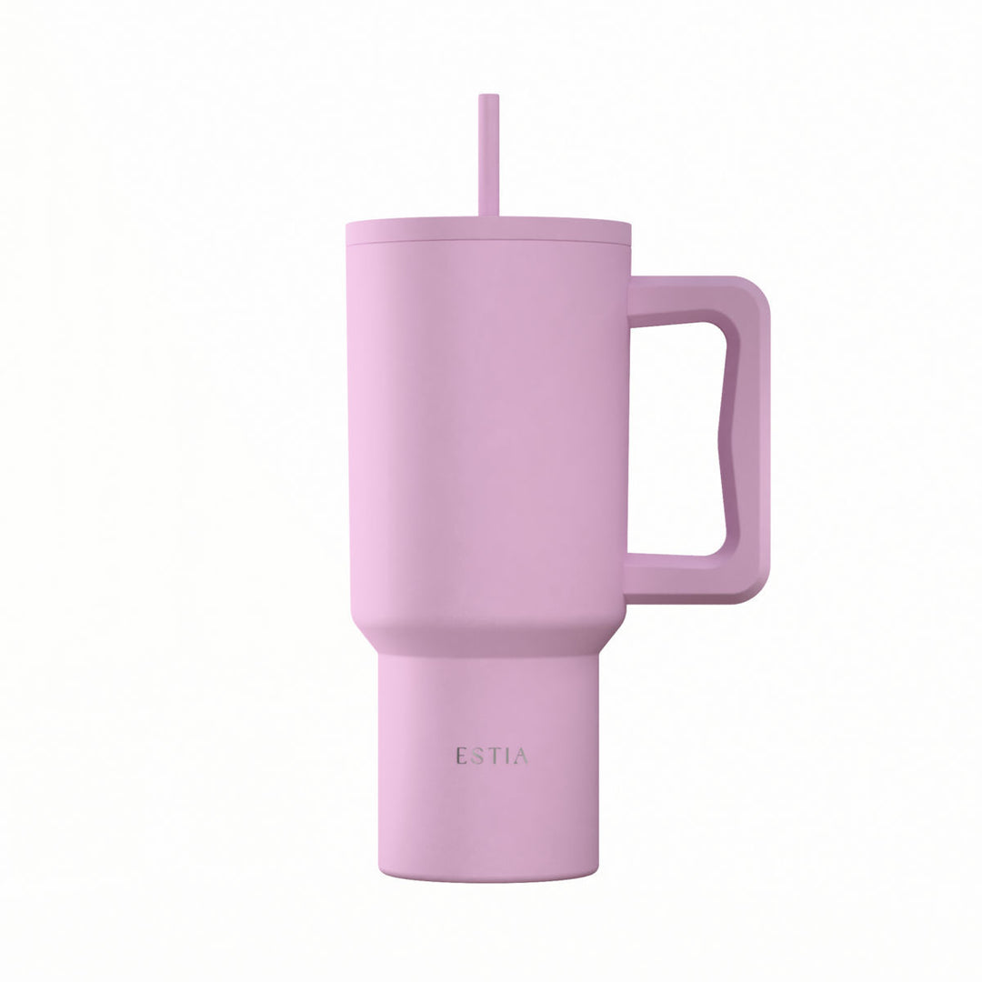Θερμός Straw Tumbler XL Save The Aegean της Estia σε λιλά απόχρωση με λαβή, καλαμάκι και μοντέρνο σχεδιασμό.