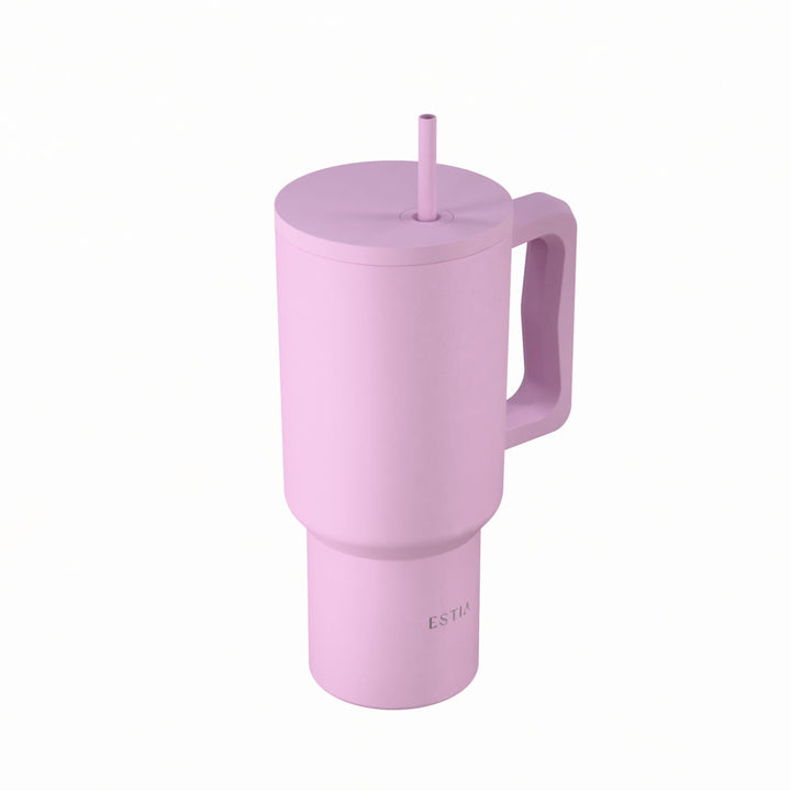 Λιλά θερμός Straw Tumbler XL 900ml της Estia με εργονομική λαβή και επαναχρησιμοποιούμενο καλαμάκι για καθημερινή χρήση.