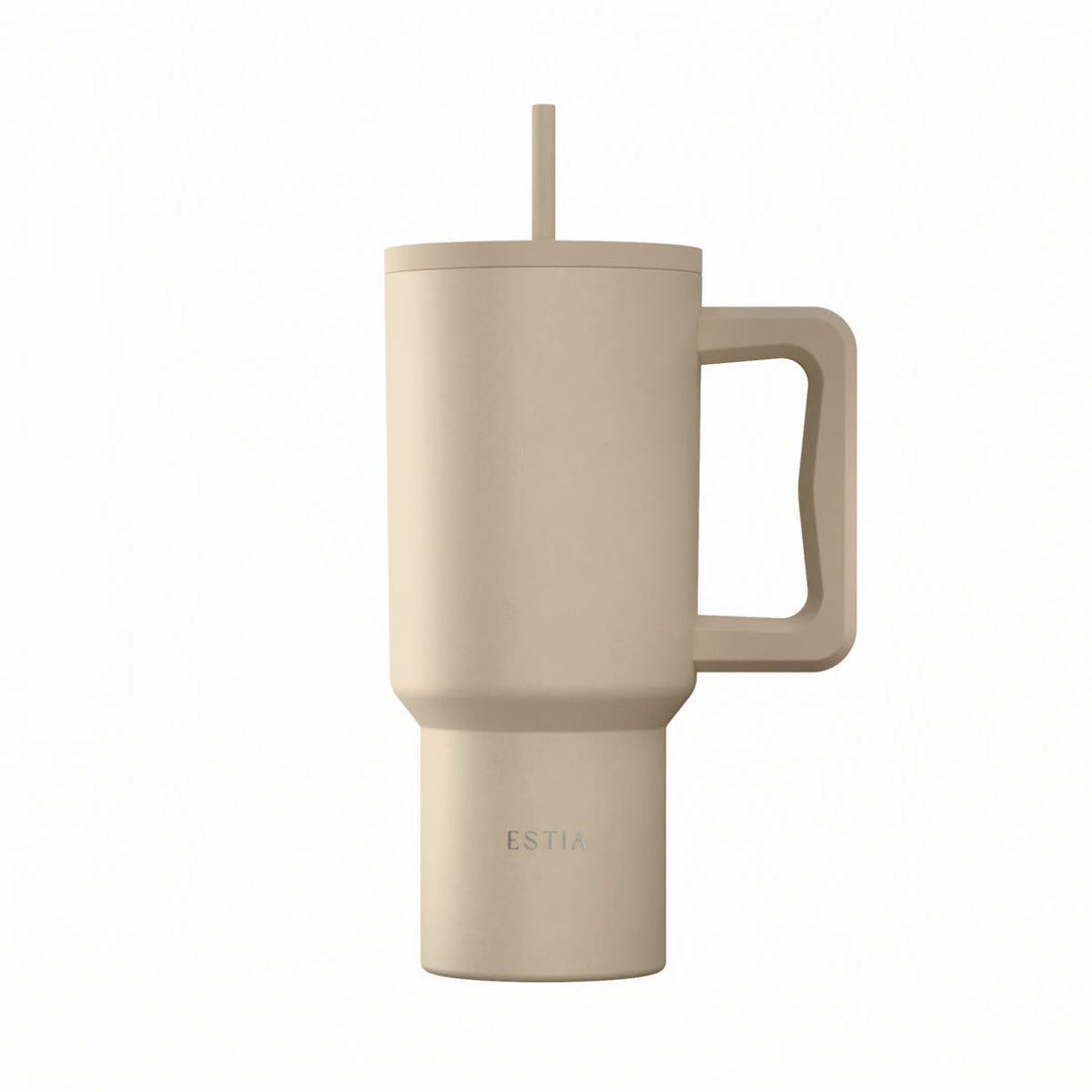 Θερμός Straw Tumbler XL Estia σε μπεζ απόχρωση με λαβή και καλαμάκι, σε λευκό φόντο.