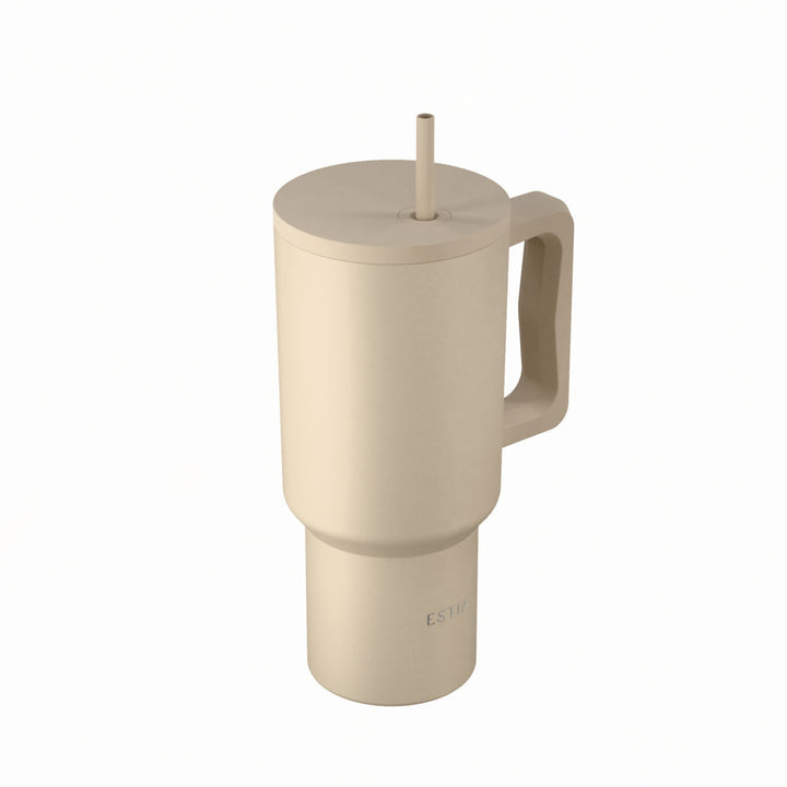 Μπεζ θερμός Straw Tumbler XL της Estia με εργονομική λαβή και επαναχρησιμοποιούμενο καλαμάκι σε λευκό φόντο.