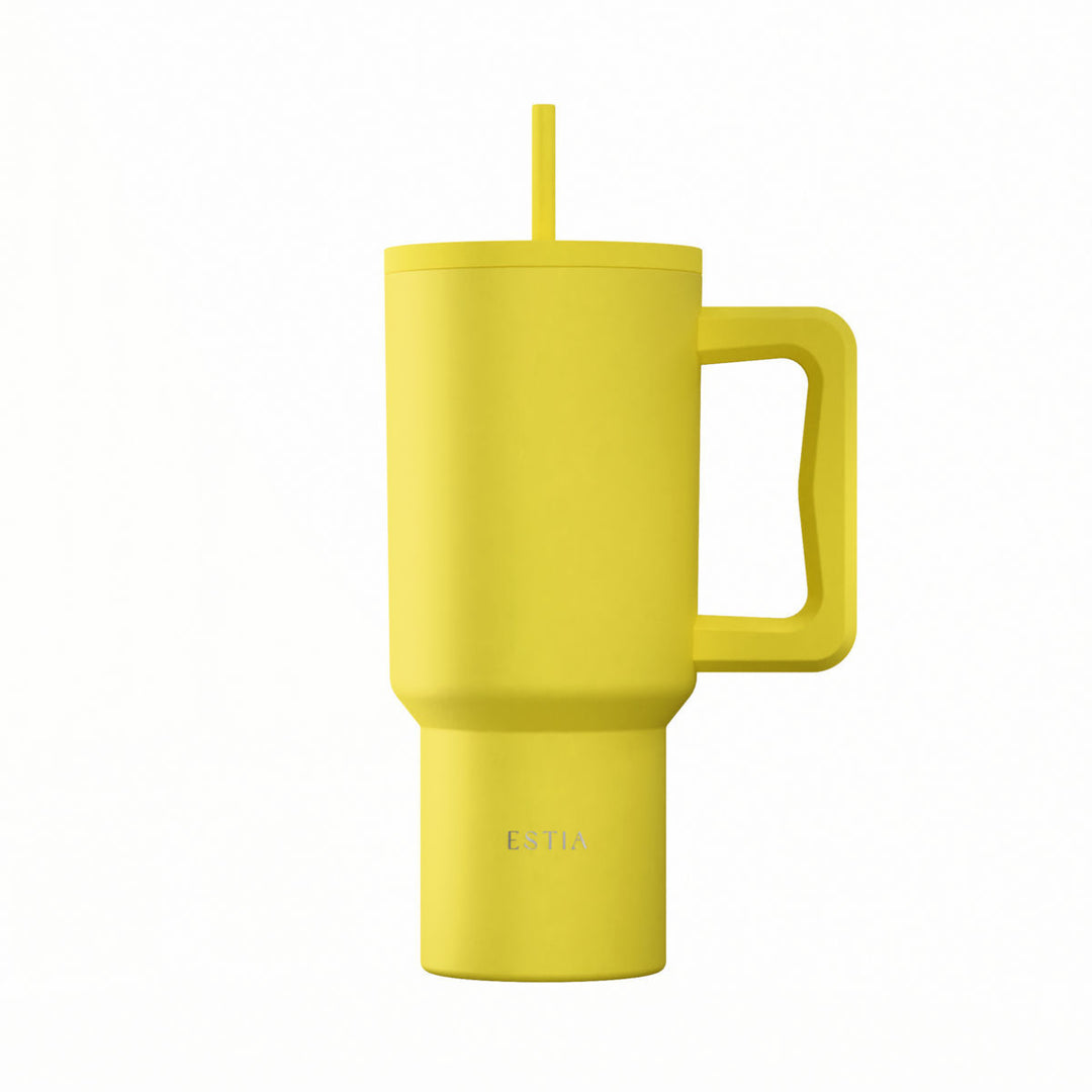 Κίτρινο θερμός Straw Tumbler XL της Estia με εργονομική λαβή και καλαμάκι, σε λευκό φόντο.