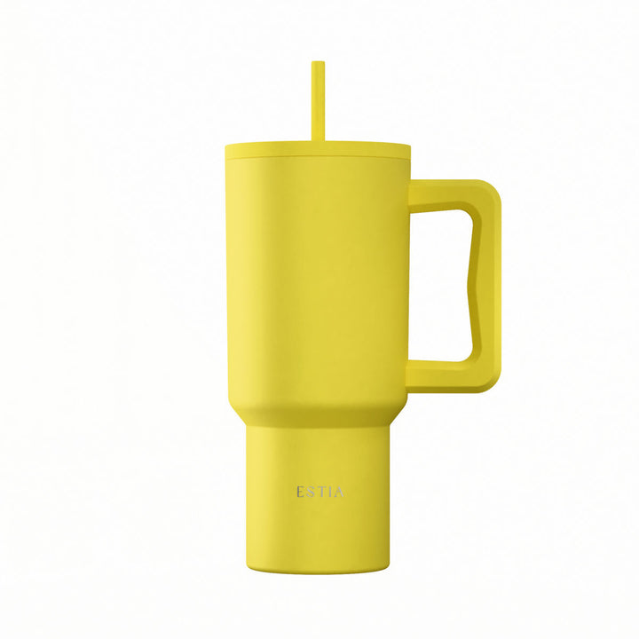 Κίτρινο θερμός Straw Tumbler XL της Estia με εργονομική λαβή και καλαμάκι, σε λευκό φόντο.
