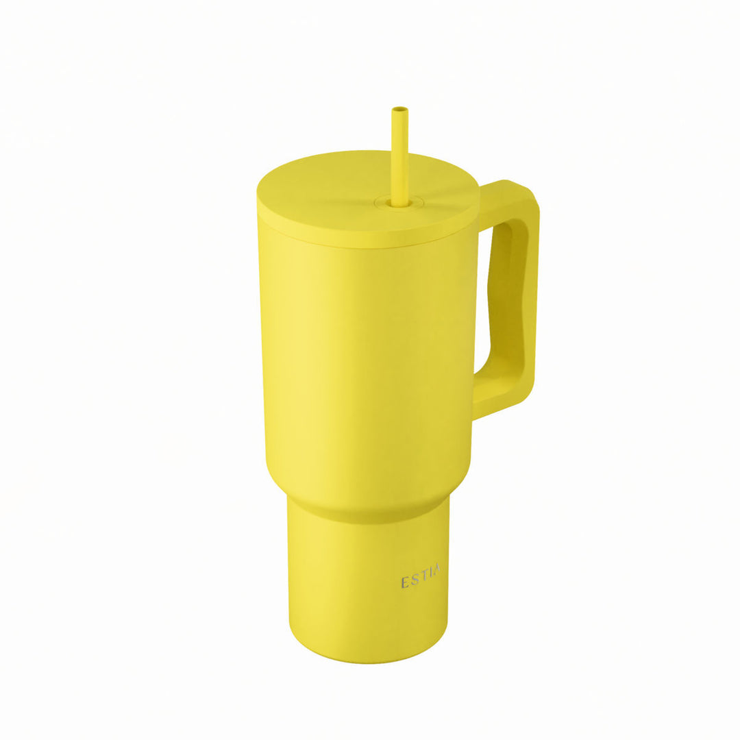 Θερμός Straw Tumbler XL σε έντονη κίτρινη απόχρωση με λαβή και επαναχρησιμοποιούμενο καλαμάκι της Estia.