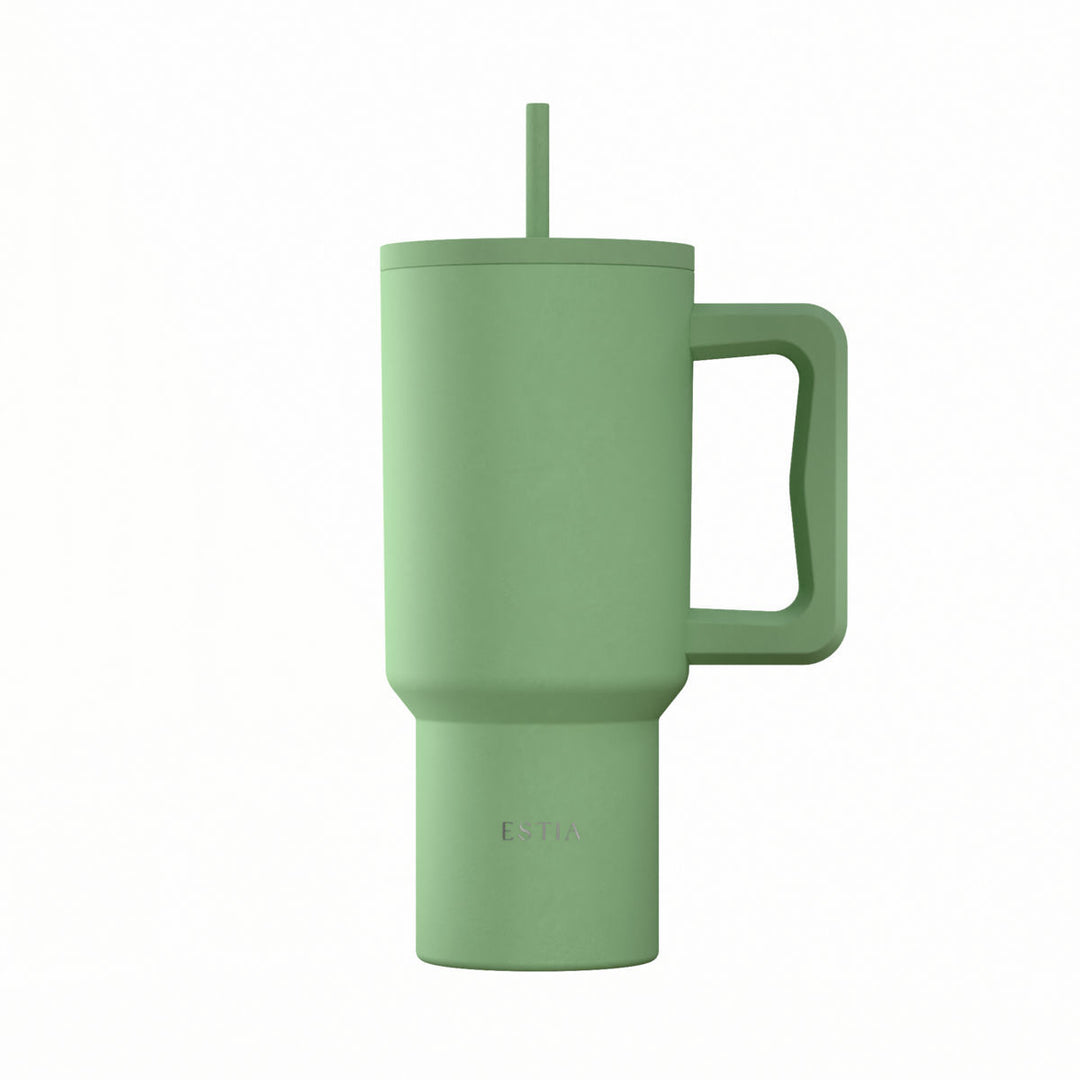 Πράσινο θερμός Straw Tumbler XL της Estia με εργονομική λαβή και καλαμάκι, σε λευκό φόντο.