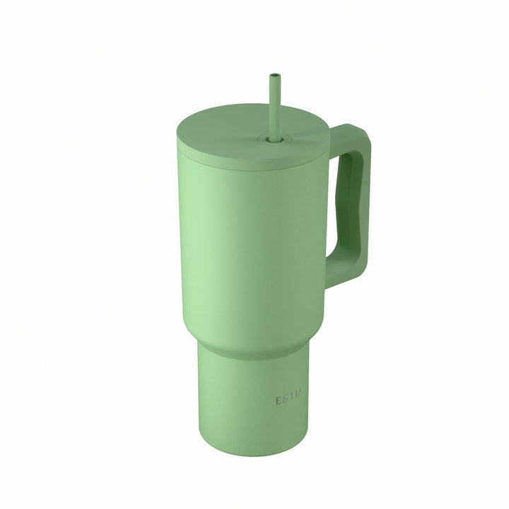Θερμός Straw Tumbler XL σε πράσινη απόχρωση Pine με λαβή και επαναχρησιμοποιούμενο καλαμάκι της Estia.