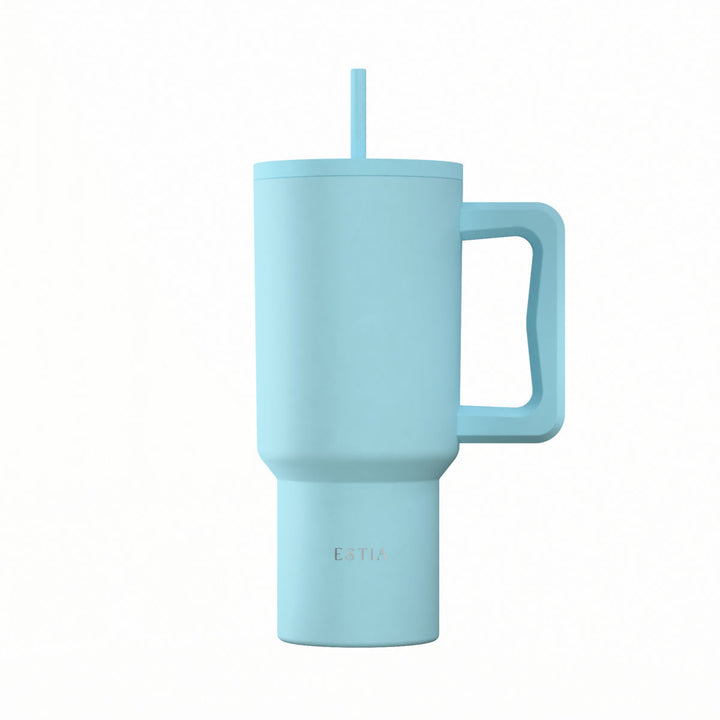 Γαλάζιος θερμός Straw Tumbler XL της Estia με εργονομική λαβή και καλαμάκι, σε λευκό φόντο.
